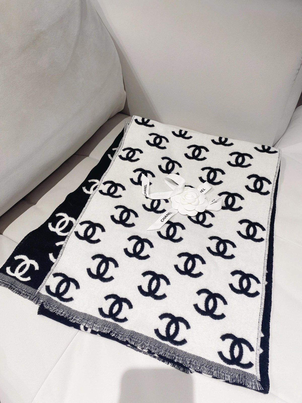 Black and white double-sided double-ring textured knitted shawl