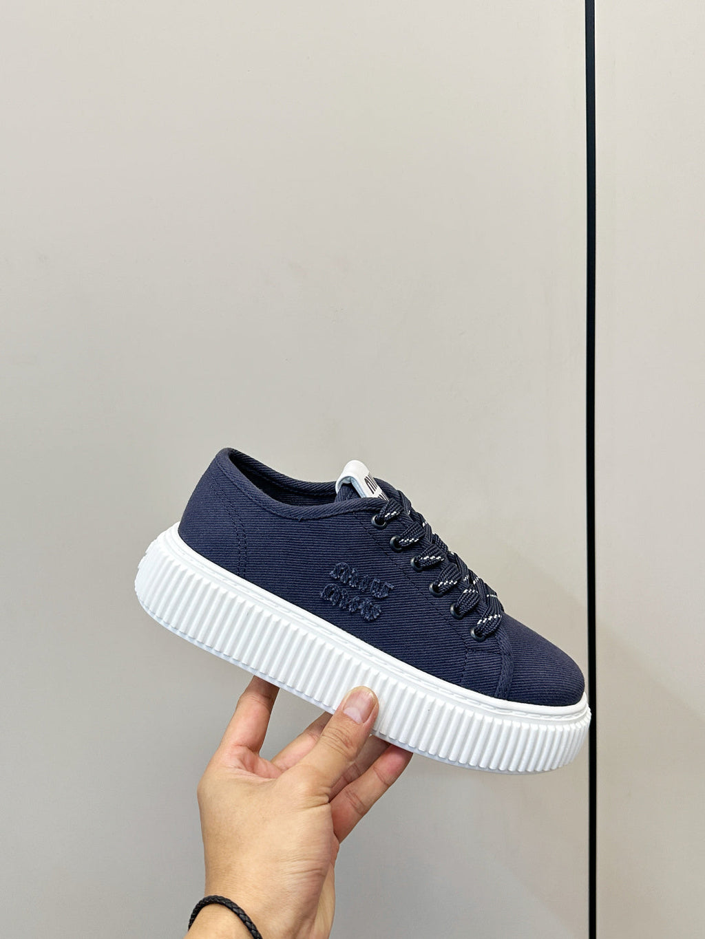 M-Sneakers