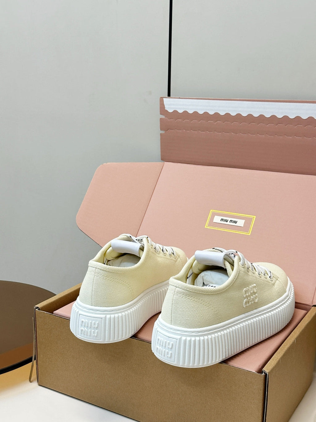 M-Sneakers