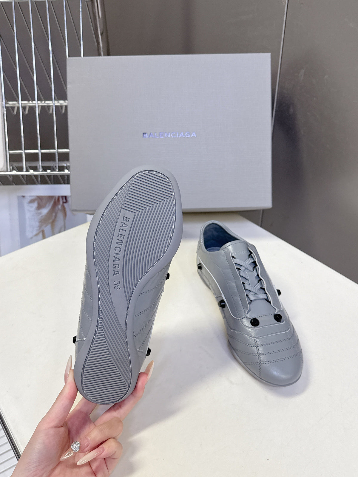 B-Sneakers