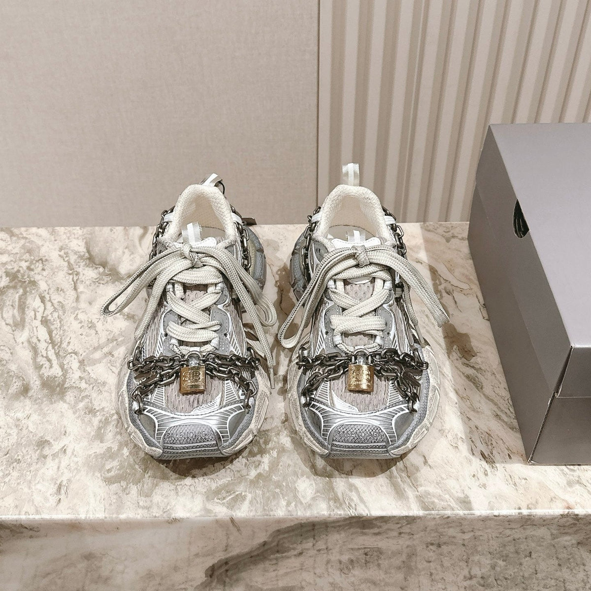 B-Sneakers
