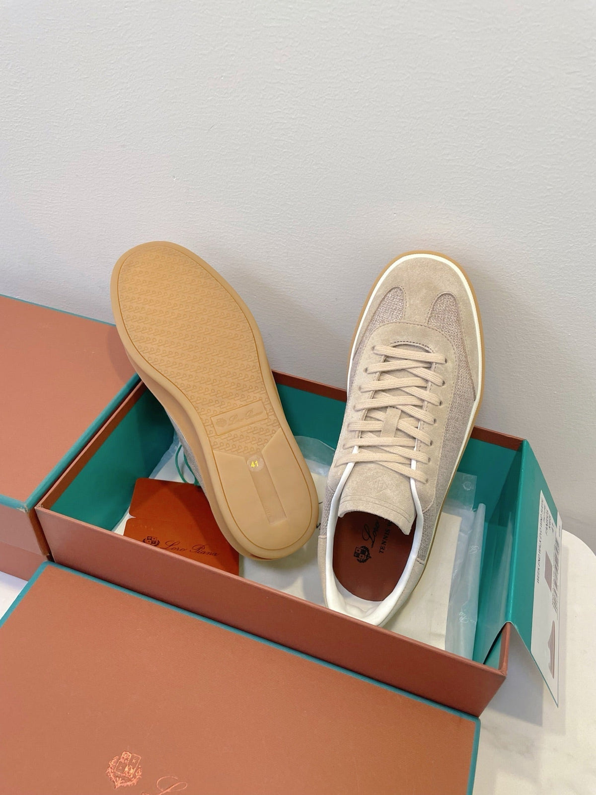 L-Sneakers