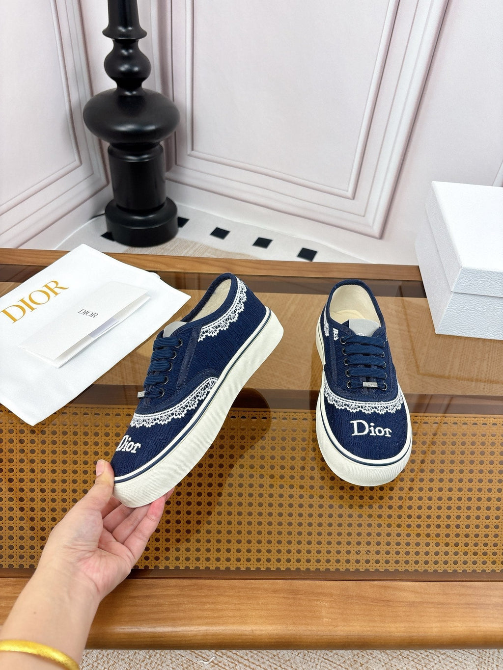 D-Sneakers