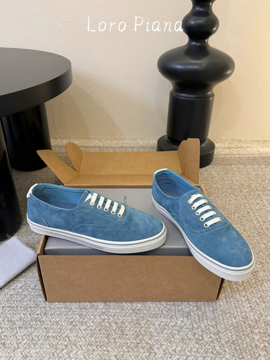 L-Sneakers