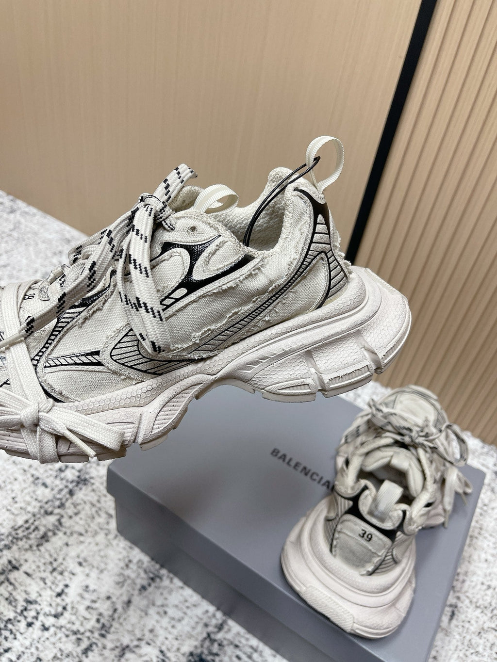 B-Sneakers