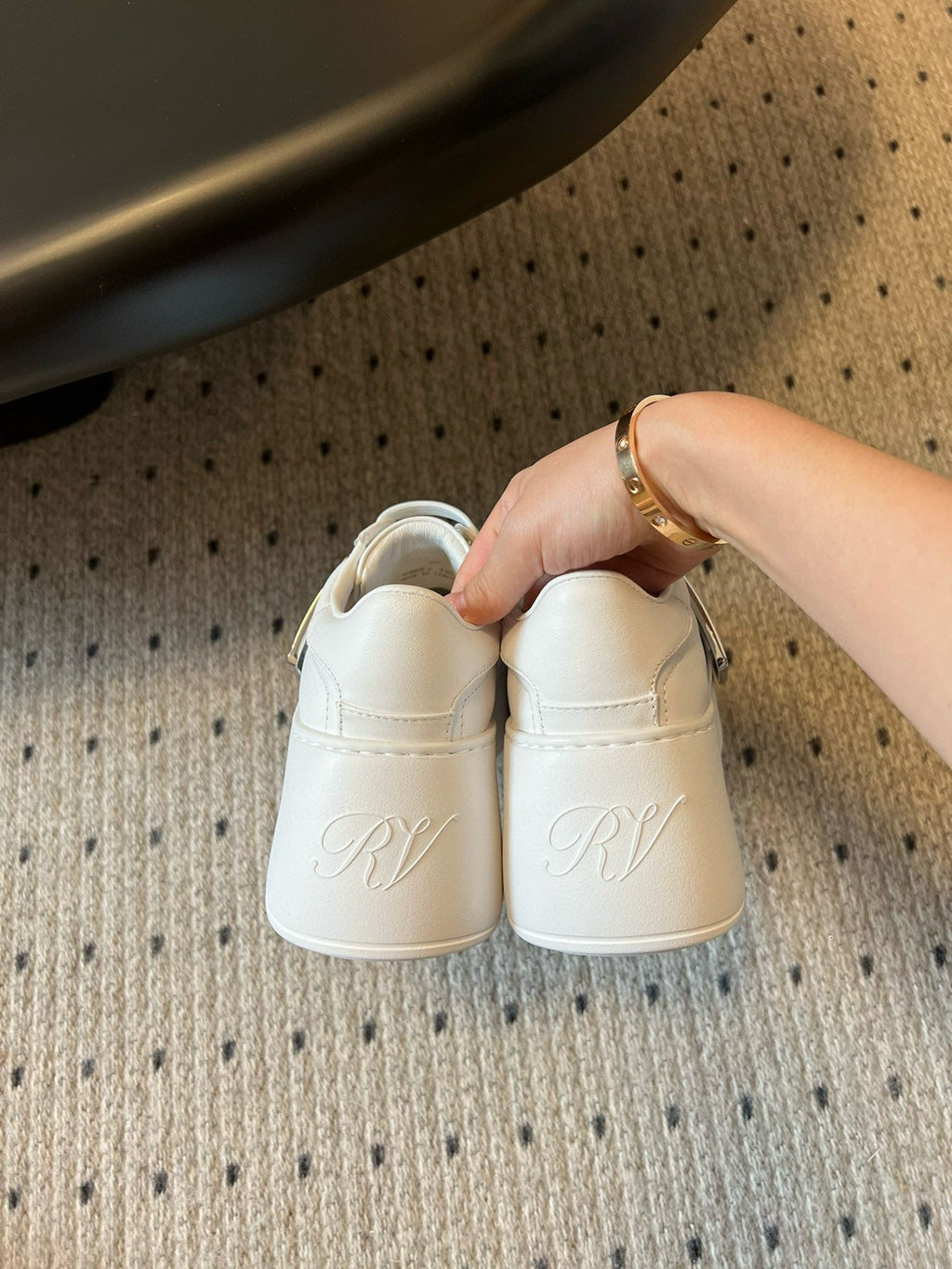 R-Sneakers