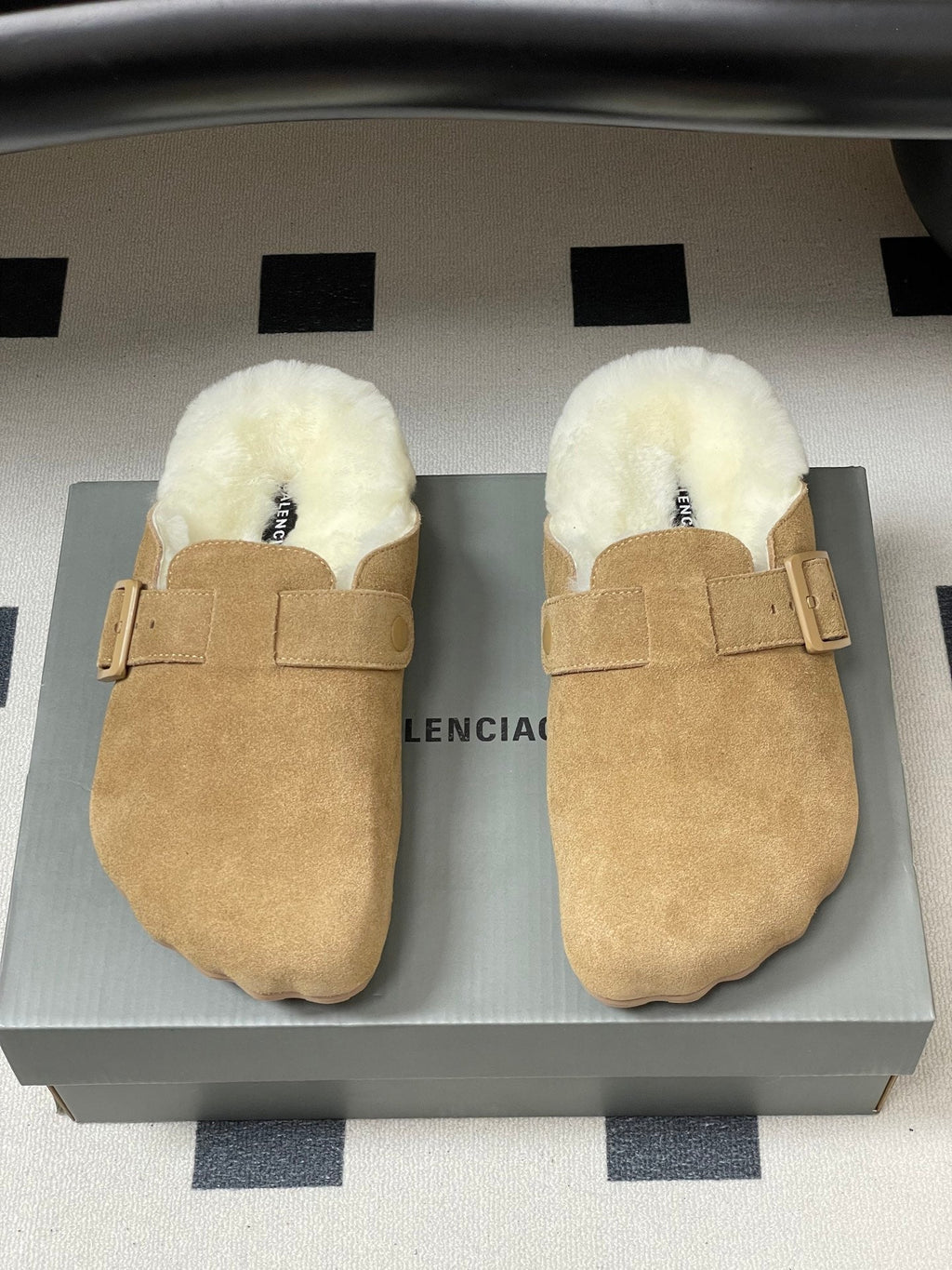 B-Sneakers